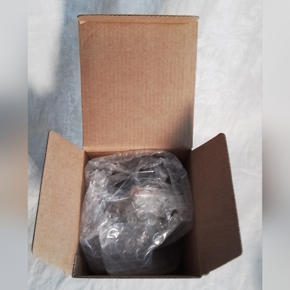 Kneeded Angel's "Mother and Daughter" Figurine: Caucasian, both with dark hair. - Picture 4 of 11